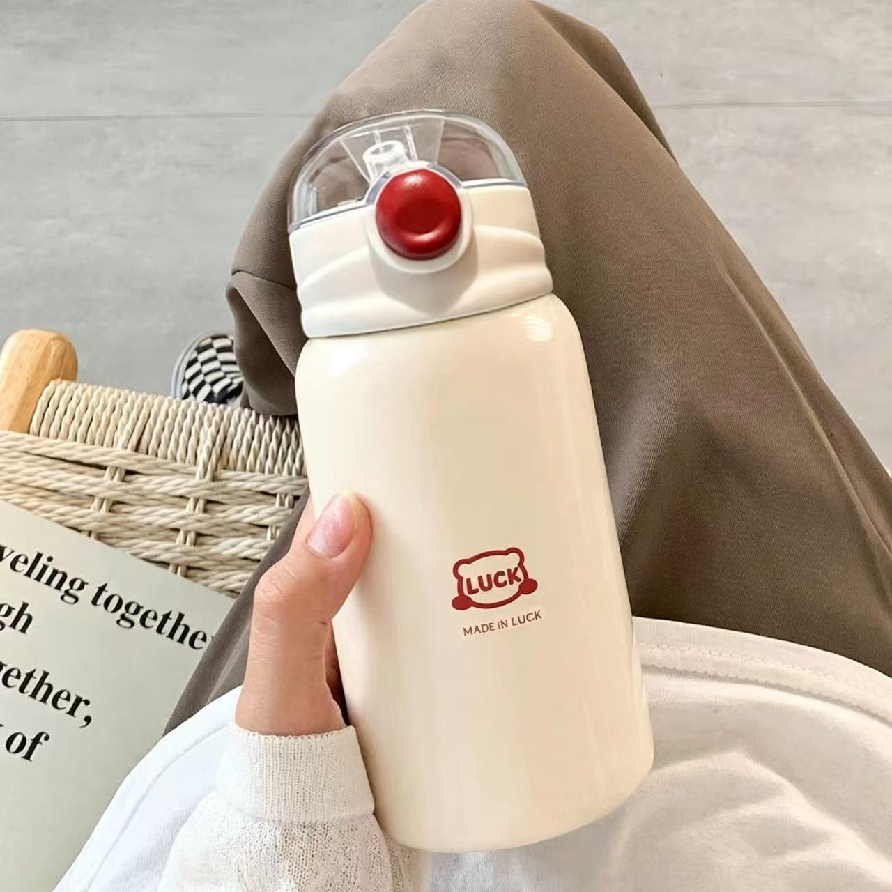 Isolierbecher mit Strohhalm für Herren und Damen, Trinkbecher aus lebensmittelechtem Edelstahl, eleganter und hochwertiger tragbarer Isolierbecher mit großem Fassungsvermögen für Schüler.