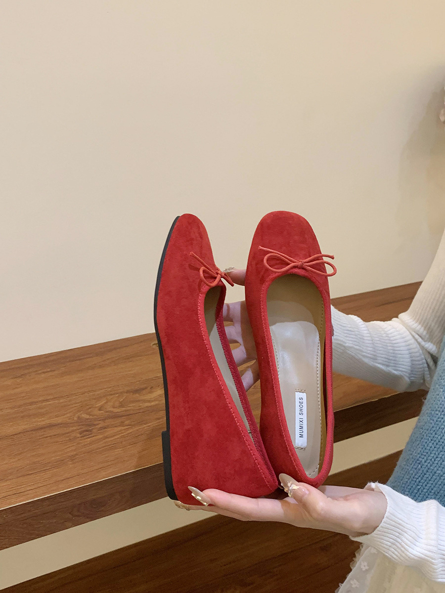 Zapatos rojos retrógrados de altura interior zapatos de mujer 2025 nuevos zapatos de ballet rosa de primavera francesa suaves