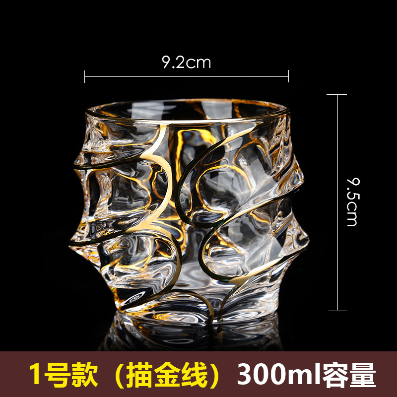 금색 선이 있는 4번 컵