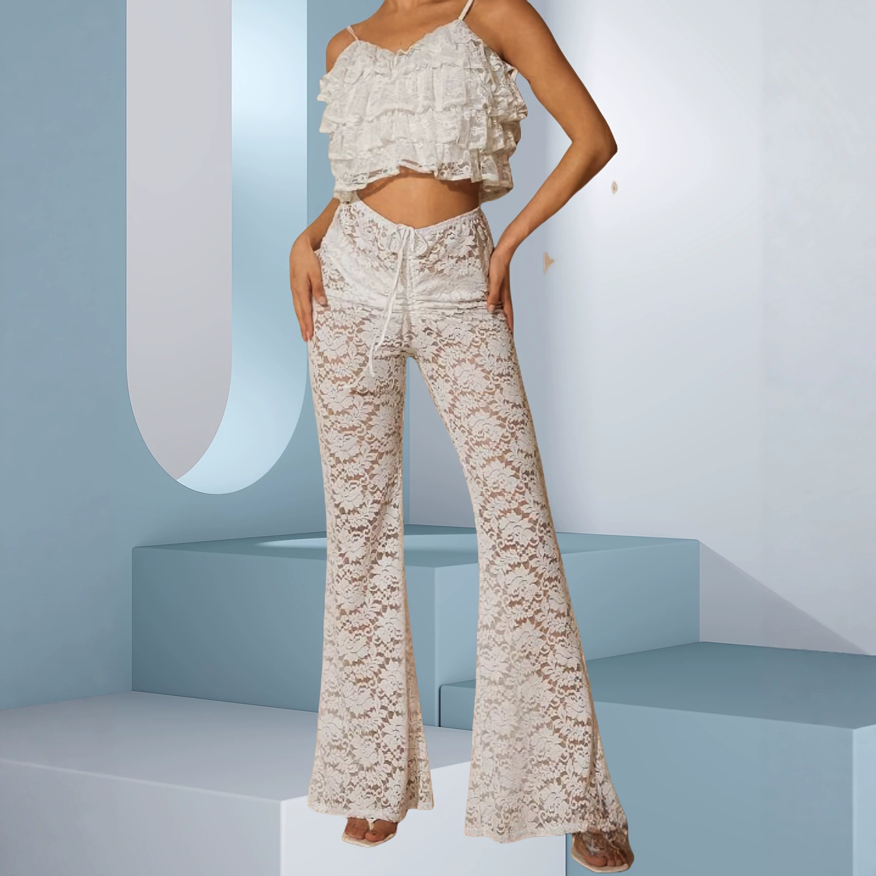 Calça feminina de cintura alta e pernas largas com detalhes em renda transparente, estilo boho chic, perfeita para férias._voghion.com