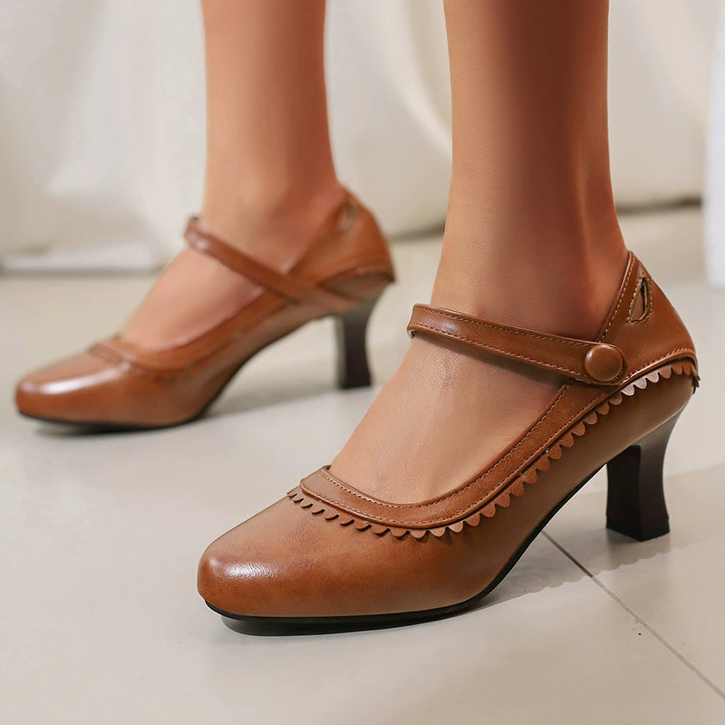 Ранней весной один ретро Мэри Джейн-туфли на высоких каблуках с веерообразными краями на пуговицах