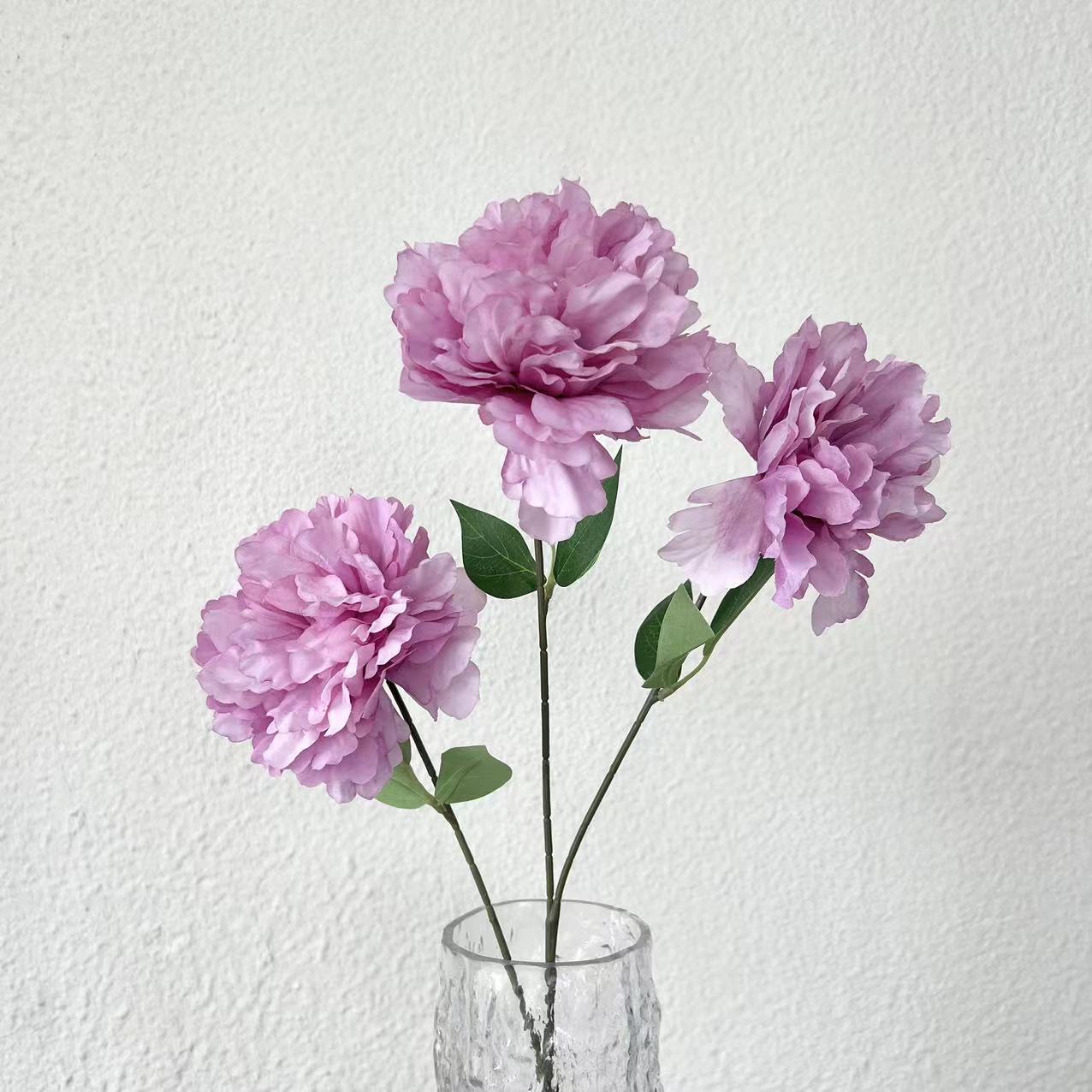 Peonía grande de tres cabezas de color lila claro