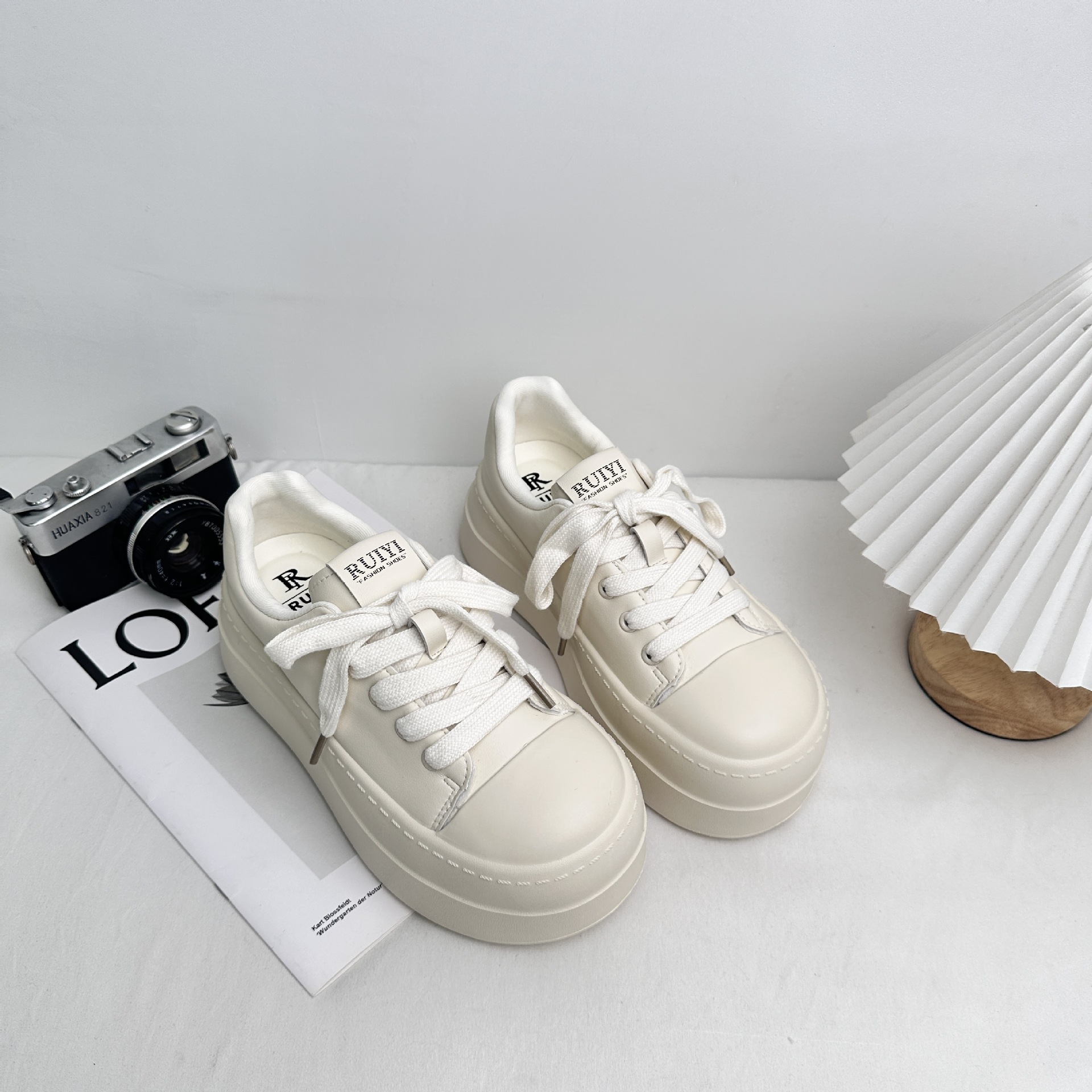Versión coreana de plantillas de látex/suela gruesa, zapatos blancos aumentados, zapatos de mujer, zapatillas casuales, XY-A390 de punta redonda estilo primavera 2025