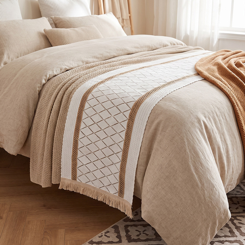 Cross-border Amazon vintage cotton and linen bed runner, hotel bedroom decoration, long strip bed end cover with woven tassels