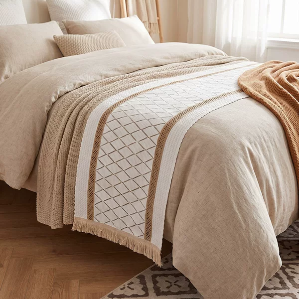 Cross-border Amazon vintage cotton and linen bed runner, hotel bedroom decoration, long strip bed end cover with woven tassels