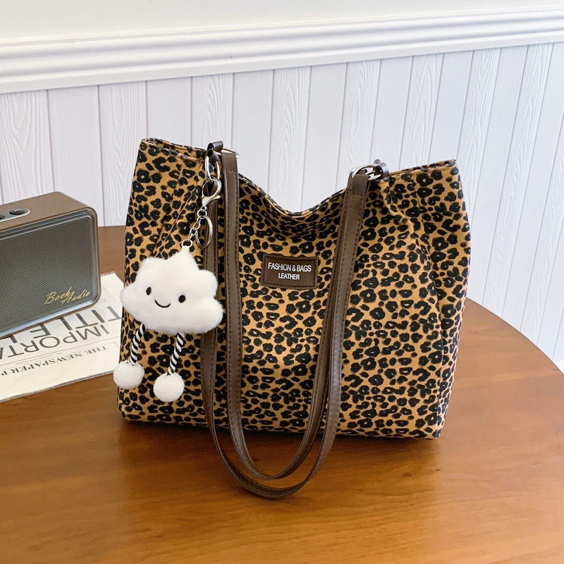 Retro leopardo bolso de gran capacidad para mujeres otoño / invierno 2024 nuevo tipo de bolso de hombro de moda universal bolso de viaje explosivo