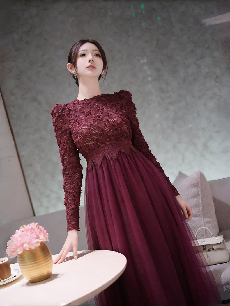 Đầm maxi nữ cổ tròn ren phối lưới thắt eo dáng dài — Thuốc lá tím chi tiết 11