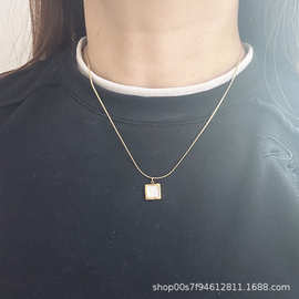 法式ins冷淡风方形白海贝吊坠项链小众设计感钛钢镀18K金锁骨链