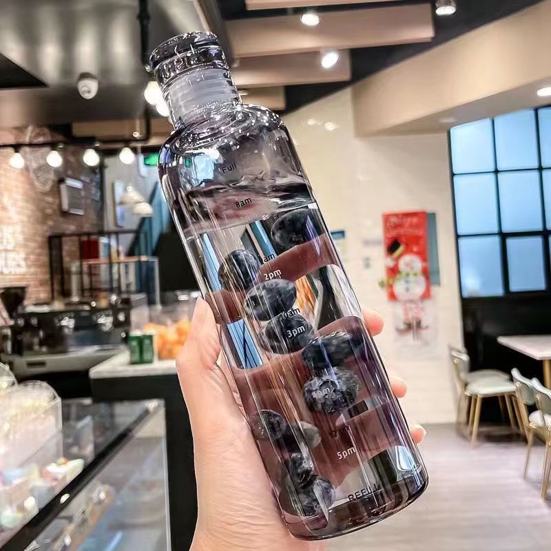 簡単に目盛り付きのコップとプラスチックのコップを持っています。|undefined