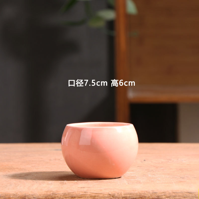 Una pequeña bola colorida rosa