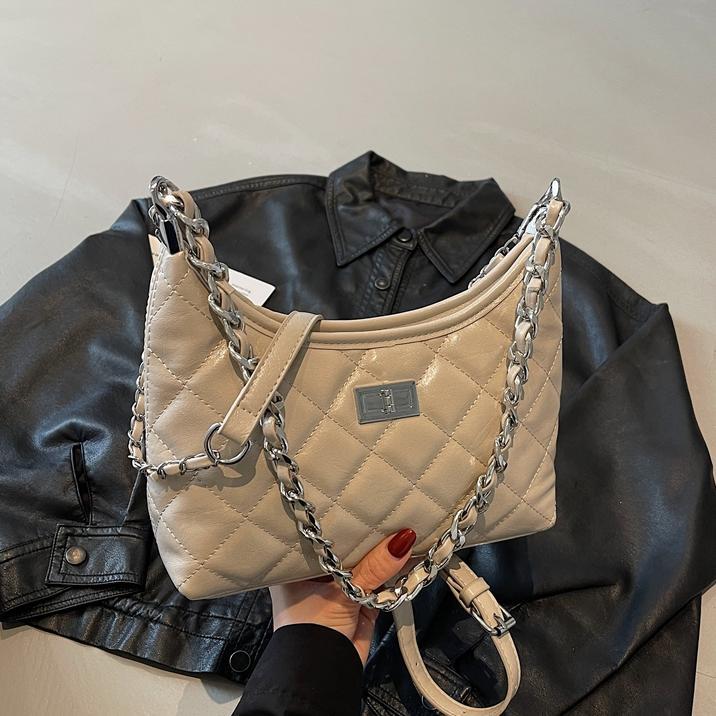 Bolso de axila de cadena de diamantes popular de este año para mujer 2025 nuevo bolso de hombro de estilo pequeño y fragante bolso de mensajero de estilo occidental de todo fósforo