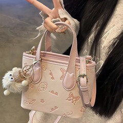 粉色水桶包包女2025新款大气小个子感轻奢超火小众斜挎E8