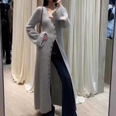 気質vネックのオープンフォーク単列ボタンの長いタイプは腰を収めてやせているニットのカーディガンの女性の秋冬の純色の百合のセーターのコートを現します。