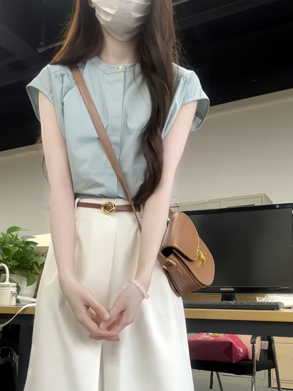 フランスの夏の美しいデザイン感シャツにはカジュアルな雰囲気があります。|undefined