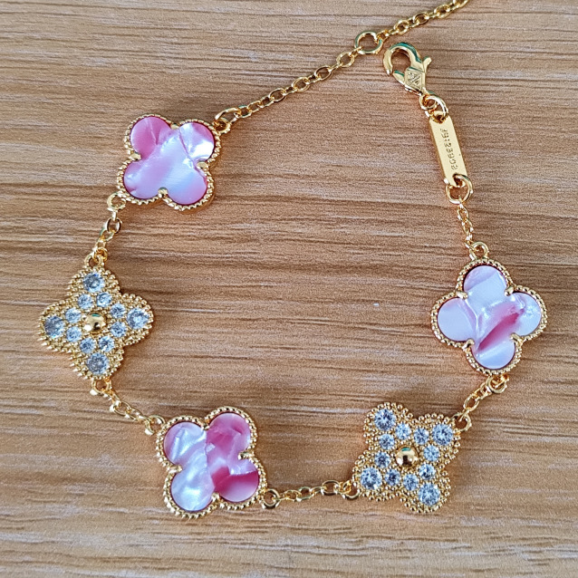 New Aojin Five Flowers Lucky Lobster Buckle Four-leaf Clover Bracelet Powder Rose Diamond Bracelet Women's High-grade Powder Fritillaria New Aojin Five Flowers Lucky Lobster Buckle Four-leaf Clover Bracelet Powder Rose Diamond Bracelet Women's High-grade Powder Fritillaria