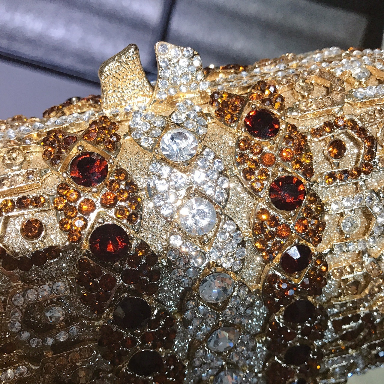 * nuevo metal transfronterizo lleno de diamantes bolsas de cena Europa y América vestido de banquete bolsas de diamantes de mano caja dura de diamantes hechas a mano