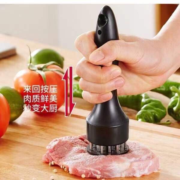 家庭用ステーキの筋が切れた柔らかい肉の針豚の鶏の列の手羽の松肉の針は肉のハンマーのステンレスの穴をたたく器の豚の皮の挿し込みを打ちます。|undefined
