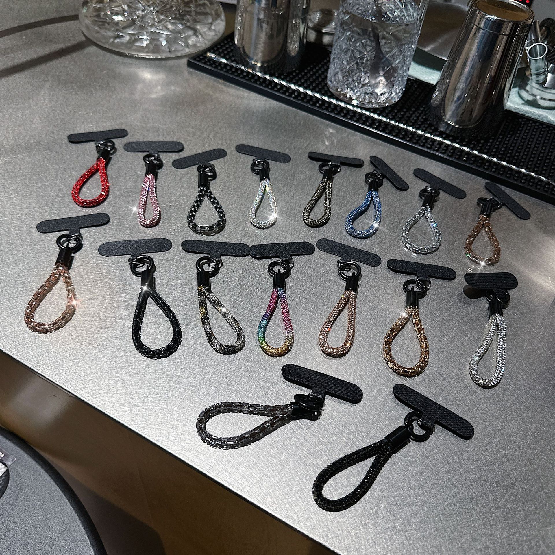 Colgante de diamante de alta sensación colorido perlas de diamante flash clip de teléfono móvil hebilla de metal resistente a la caída colgante de cadena corta resistente a la pérdida de cuello