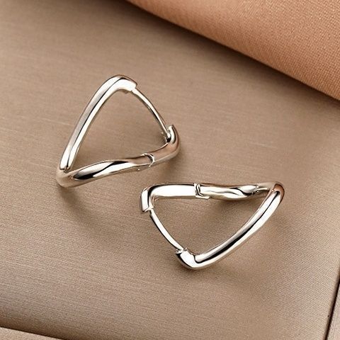 Cold and indifferent wind ear jewelry, irregular simple hoop earrings, trendy Ins style, niche and gentle