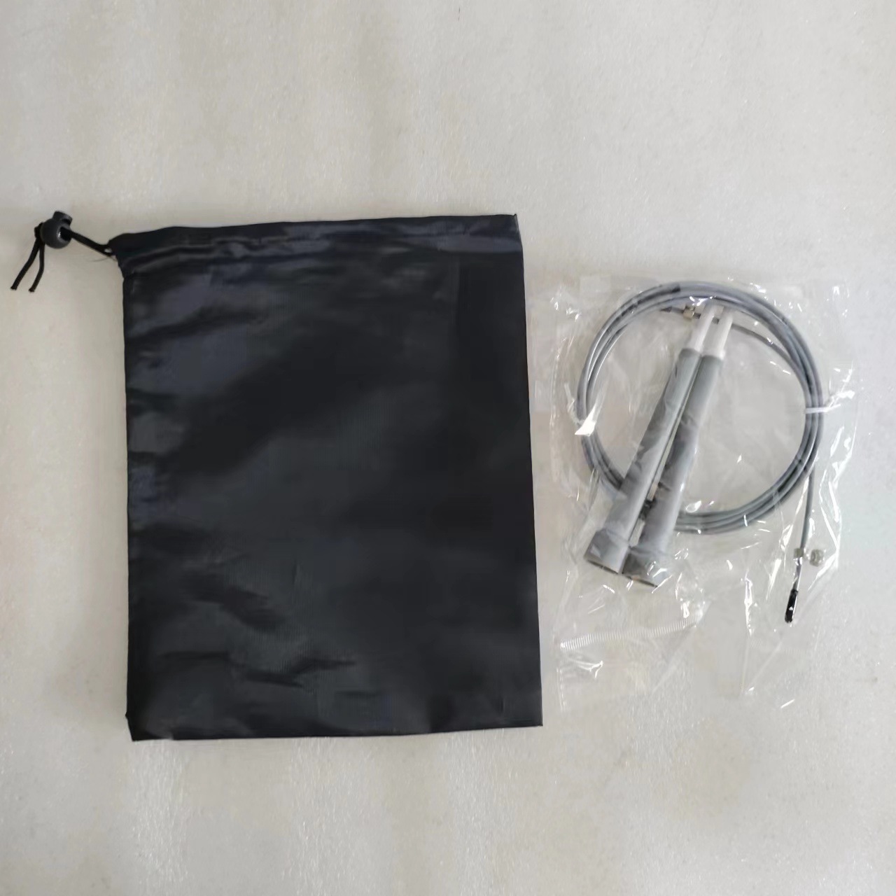 Cuerda para saltar de diez colores de plástico de PVC con cable de acero para la prueba de ingreso a la escuela secundaria, cuerda para saltar de velocidad para ejercicio y fitness con cabezal blanco universal.