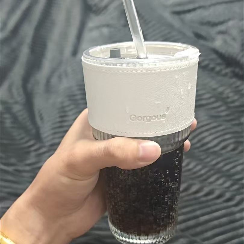 뚜껑 + 빨대 + 흰색 컵 슬리브 포함