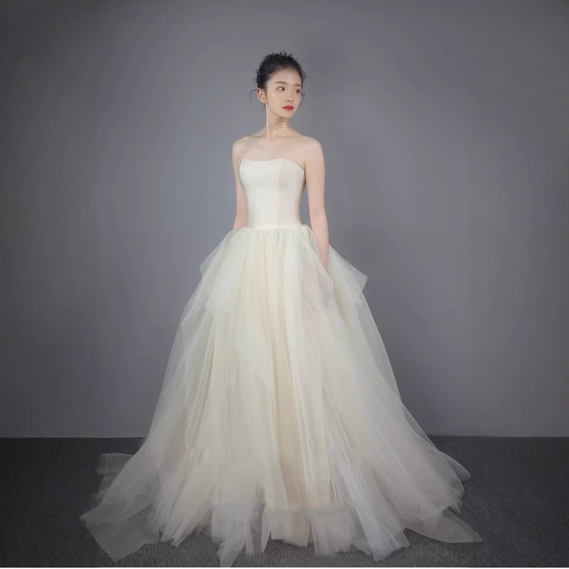 Vestido de boda de satén francés blanco de pecho de verano nuevo vestido de princesa de estilo de estilo de estilo de primavera atmósfera simple vestido de examen de arte