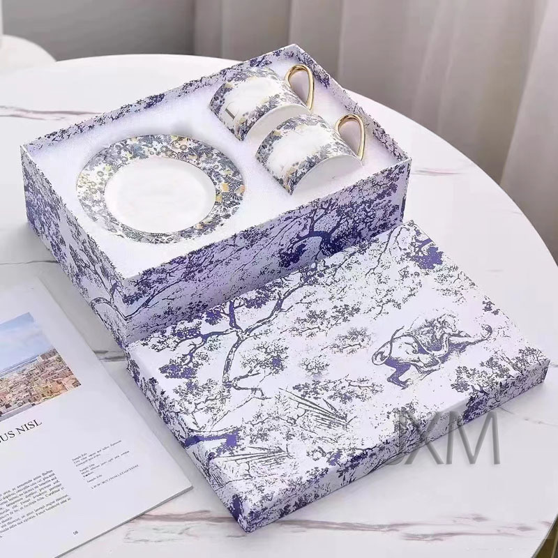 더블 컵과 접시