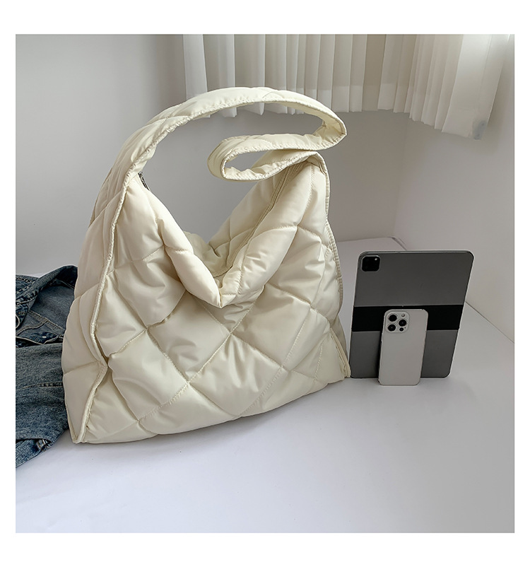 Women's Large Pu Leather Solid Color Lingge Streetwear Square Zipper Shoulder Bag display picture 18