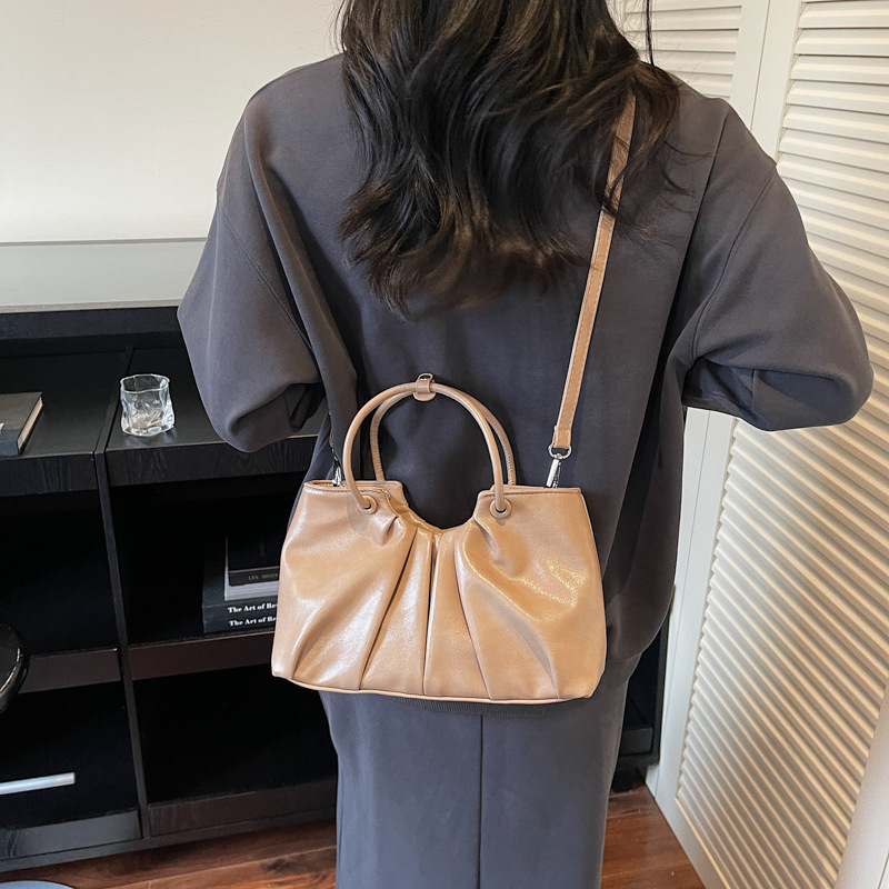 Este año popular nicho pliegue bolso de nube para mujeres 2025 nuevo retro textura casual portátil tote