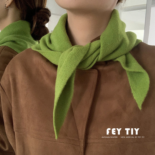British original niche brand triangle scarf with cashmere small scarf for women in autumn and winter, comfortable and skin-friendly neck protection small scarf