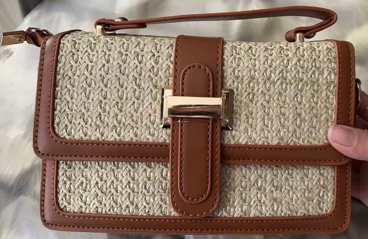 땋은 삼각형 갈색