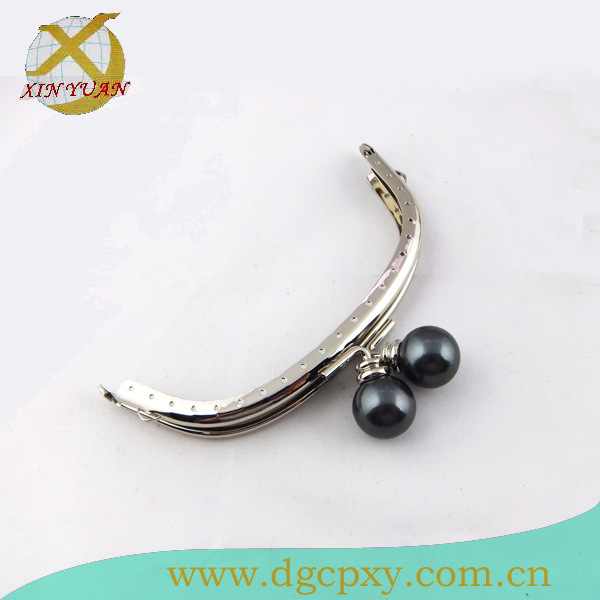 厂家生产糖果头半元针孔包架，黑色塑胶珠口金，卡通手提包元针孔