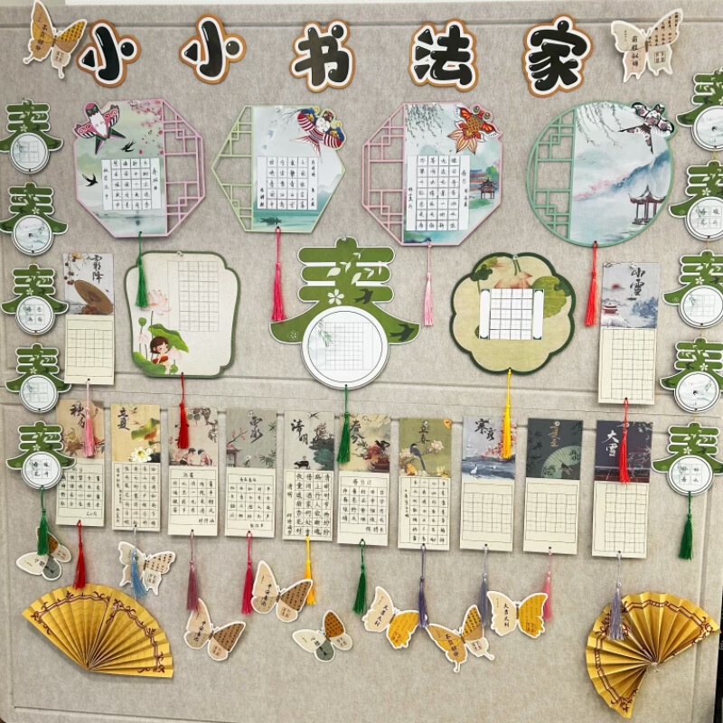 本香クラスの作品展示壁には小学生の硬筆書道紙が貼られています。|undefined