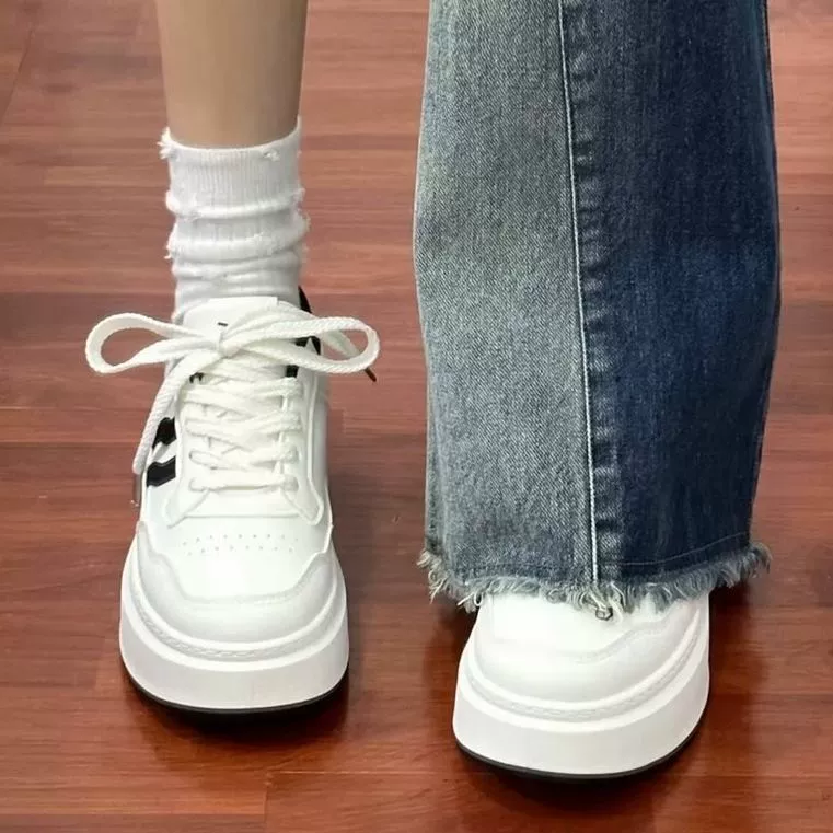 Черно-белые контрастные белые туфли на толстой подошве для женщин, осенние новые легкие и дышащие студенческие универсальные кроссовки, увеличивающие рост, 2025 г.