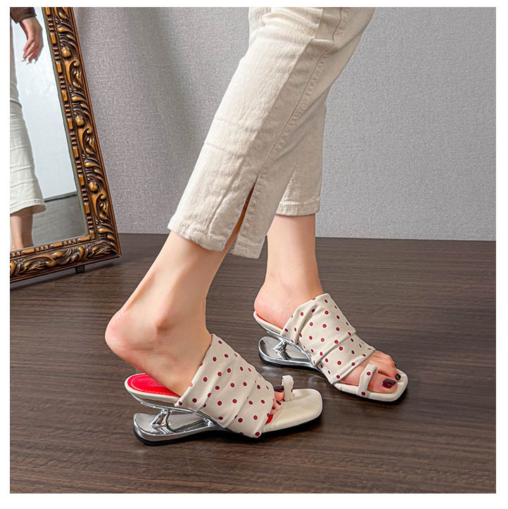 Giày sandal nữ gót 6 cm mũi vuông giấu gót, thiết kế xếp ly chấm bi, gót dị hình — Màu nâu, Màu trắng chi tiết 20