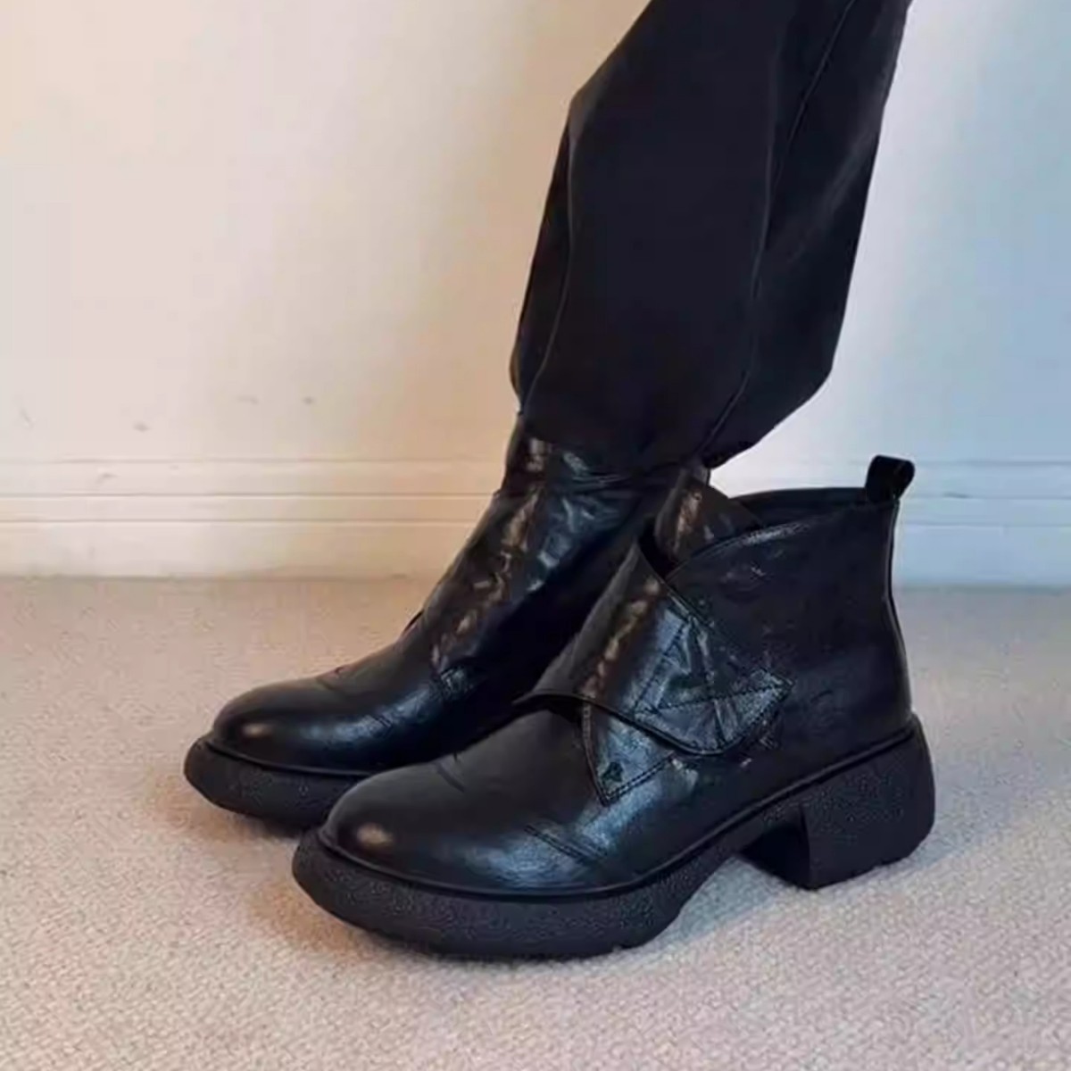 In-Stock Silent Washable Leather Platform Thick-Soled Short Boots for Women, New Autumn and Winter Retro Style with Velcro Martin Boots, Slim-Fit Boots