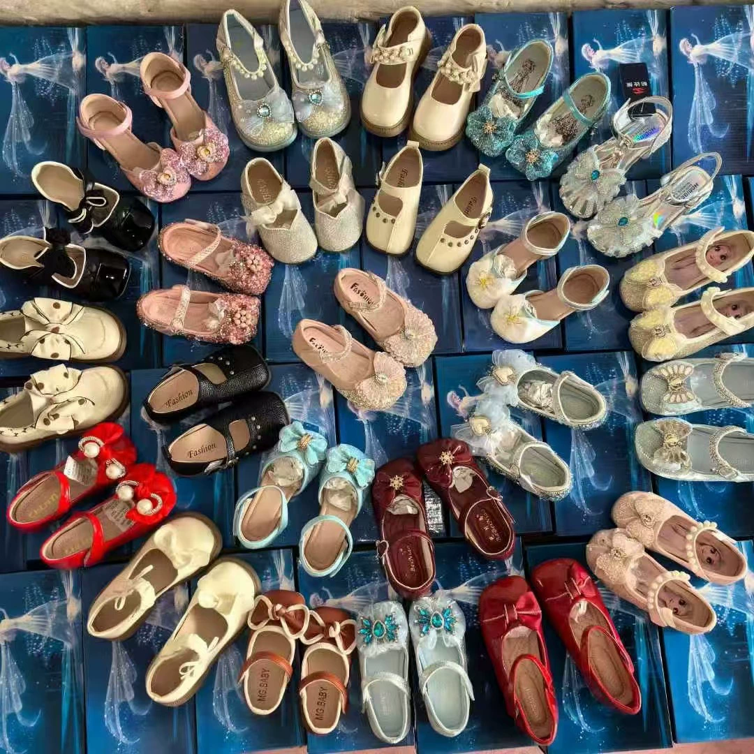 Маленькие кожаные туфли для девочек Принцесса Айша обувь 2024 весна и осень новые детские хрустальные туфли с блестками
