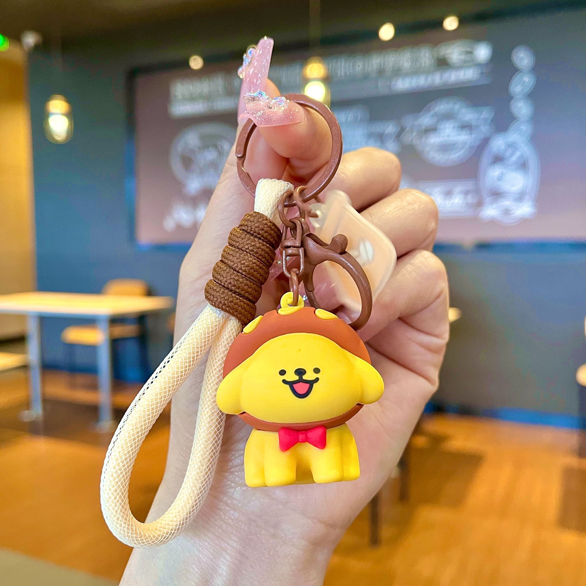 Línea de fábrica de llaveros perros en línea al por mayor postre popular cabeza cubierta de llaves de automóvil muñeca pequeña decoración de regalo