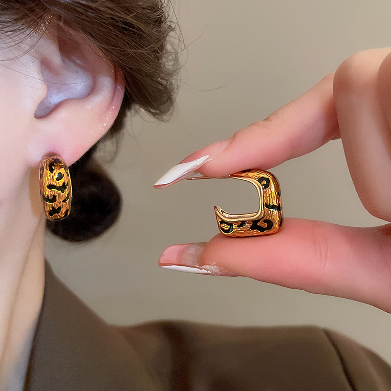 Boucles d'oreilles à clous géométriques à imprimé léopard en or véritable plaqué or haut de gamme, boucles d'oreilles rétro, boucles d'oreilles à la mode et au tempérament_voghion.com