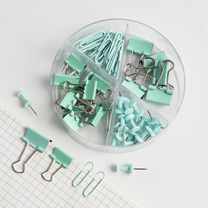 Groene bureauset met nietmachine, nietjes en rekenmachine. E-commerce set op voorraad._voghion.com