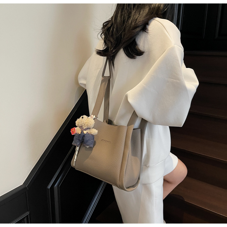 This year's popular bags for ladies are the 2025 new Korean-style simple and versatile crossbody bag and the retro commuting hand-held bucket bag undefined