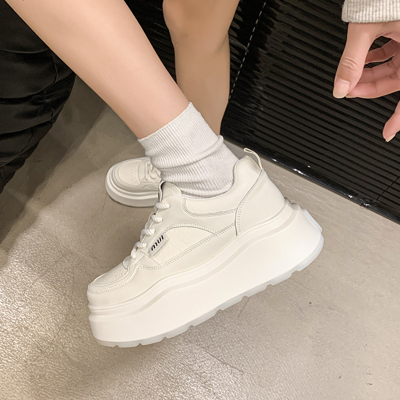Muffin de cuero con suela gruesa zapatos blancos para mujeres zapatos de skate cómodos con suela suave de primavera 2025 nuevos zapatos casuales ligeros