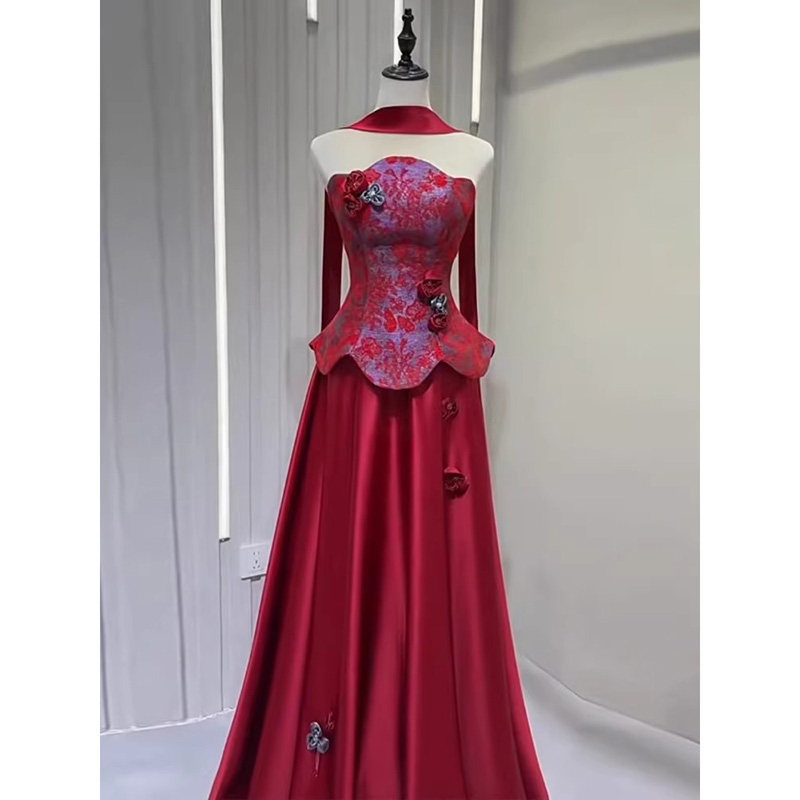 Đầm dạ hội ôm body cổ yếm đỏ đính kết cầu kỳ phong cách tân cổ điển — Đỏ rượu