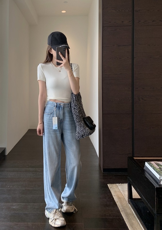巨洋気の短いタイプ ~ スタイルがよくて、やせている上着の純色の半袖tシャツを着ています。|undefined