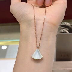Douyin ホット高品質天然マザーオブパールスカートネックレスレディースファッションライト高級ハイエンド扇形ペンダント鎖骨チェーン