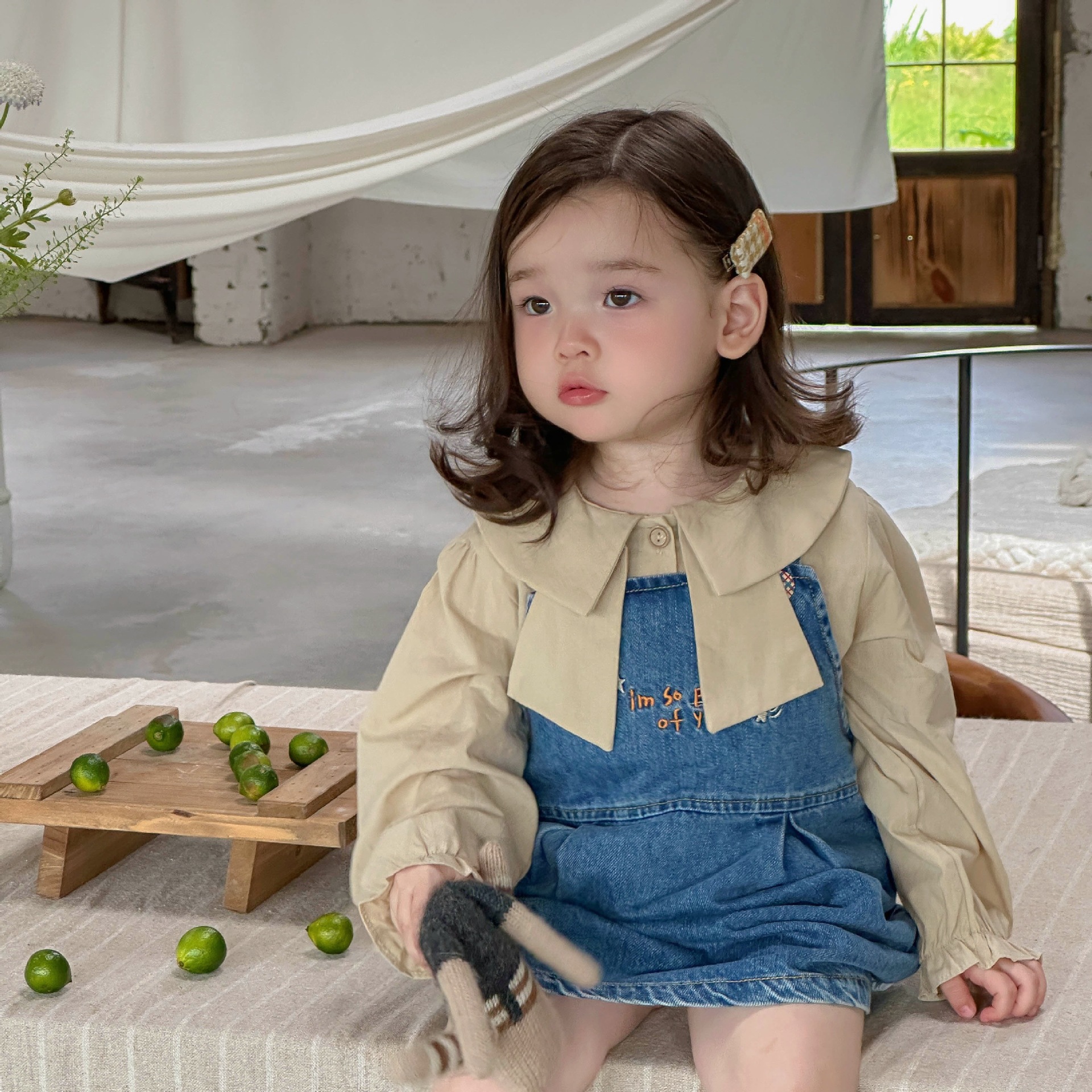 2024 otoño nuevo estilo de moda niña coreana de dos piezas tesoro femenino con tirantes falda camisa traje bebé otoño