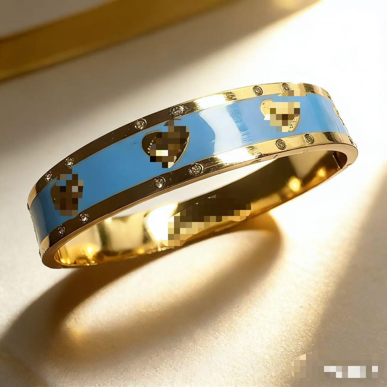 2025 新しいヨーロッパとアメリカのビッグブランドチタン鋼ブレスレット非退色ステンレス鋼ブレスレットバックルオープニングハンドジュエリー卸売