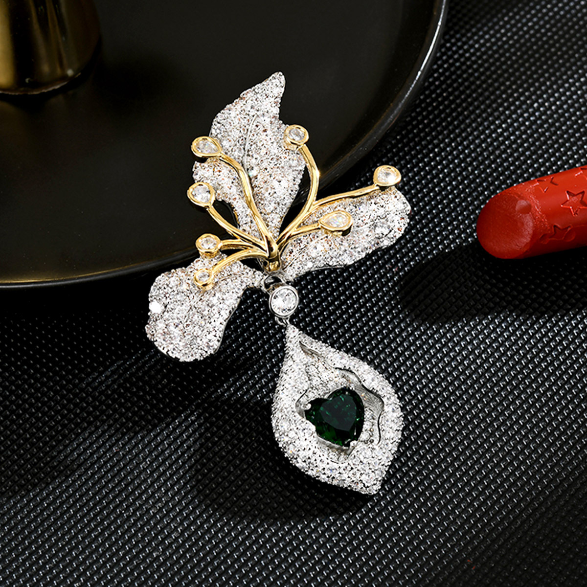 High-End European-Style Luxury Heavy-Duty Heart-Shaped Brooch Pendant Dual-Use Floral Brooch Elegant and Stylish Pin Accessory for Women