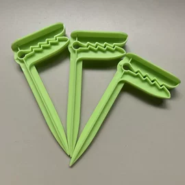 塑料盒;裁纸刀;医药箱