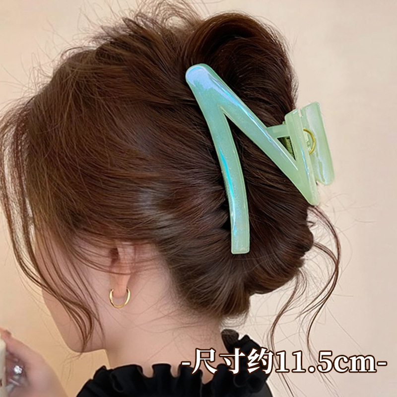 6#Pinza en forma de Z verde menta de unos 11 cm.